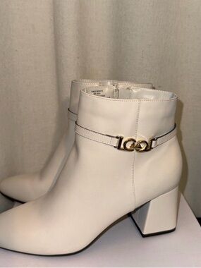 Liz Claiborne White/Ivory boots 10 NWT